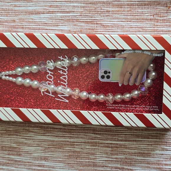 "PEARL" PHONE WRISTLET - Picture 2 of 9
